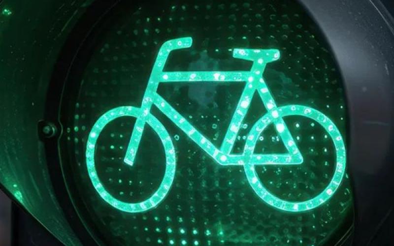 <p>Nooit meer onnodig wachten voor het verkeerslicht. Dankzij de slimme Schwung-app herkennen verkeerslichten je al van veraf, waardoor je sneller en vaker groen licht krijgt. Zo fiets je lekker vlot door!</p>